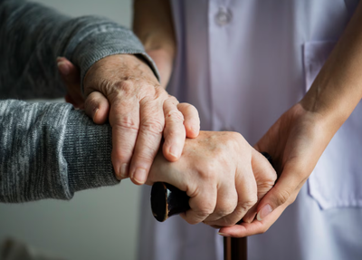 Mulher processa irmãos para dividir cuidados da mãe com Alzheimer