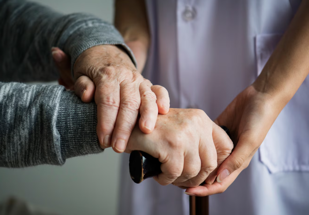 Mulher processa irmãos para dividir cuidados da mãe com Alzheimer
