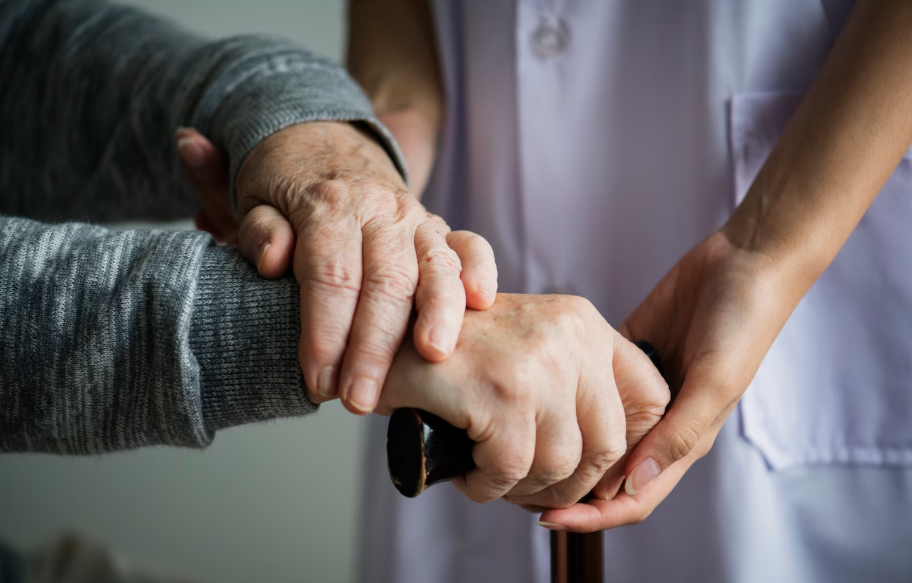 Mulher processa irmãos para dividir cuidados da mãe com Alzheimer