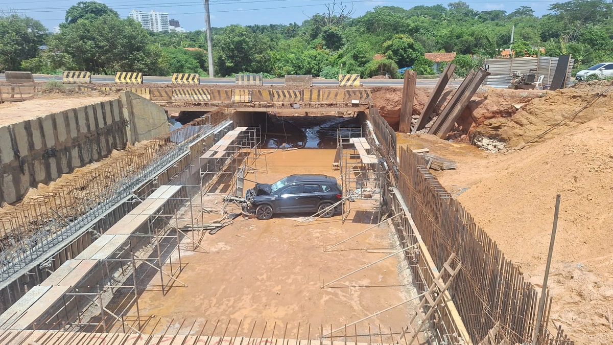 O carro invadiu a área de obras de uma ponte na BR-226 e caiu no fosso da estrutura