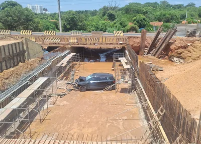 O carro invadiu a área de obras de uma ponte na BR-226 e caiu no fosso da estrutura