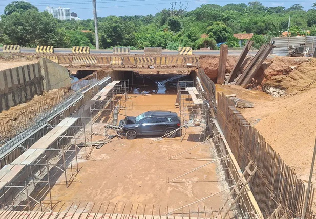 O carro invadiu a área de obras de uma ponte na BR-226 e caiu no fosso da estrutura