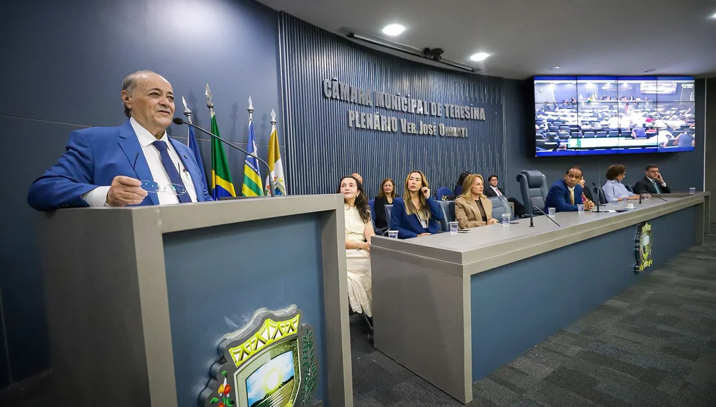 O prefeito Sílvio Mendes fez a leitura da mensagem anual