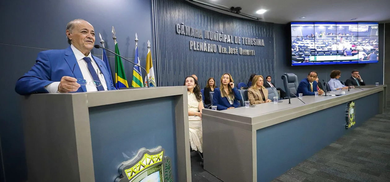 O prefeito Sílvio Mendes fez a leitura da mensagem anual