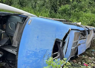 Ônibus ficou destruído na BR 153