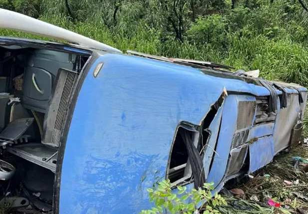 Ônibus ficou destruído na BR 153