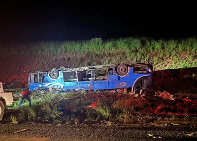 Ônibus ficou totalmente destruído na BR 153