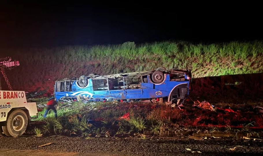 Ônibus ficou totalmente destruído na BR 153