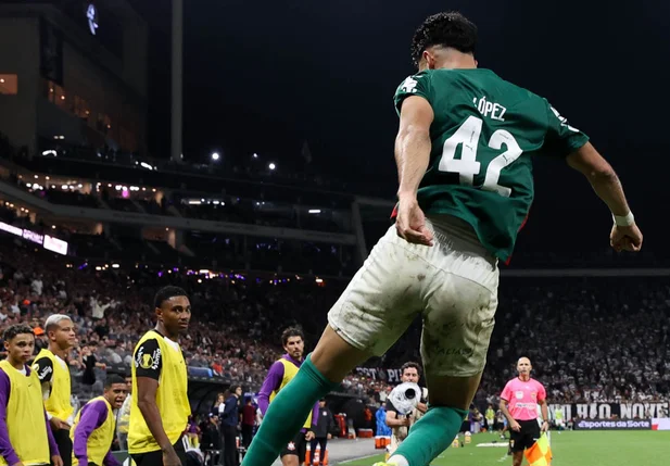 Palmeiras vence Corinthians e avança para as quartas do Paulistão em jogo intenso