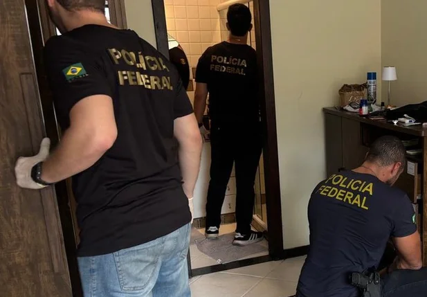 Polícia Federal cumprindo mandado em endereço ligado ao pediatra
