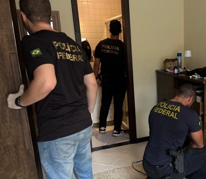 Polícia Federal cumprindo mandado em endereço ligado ao pediatra