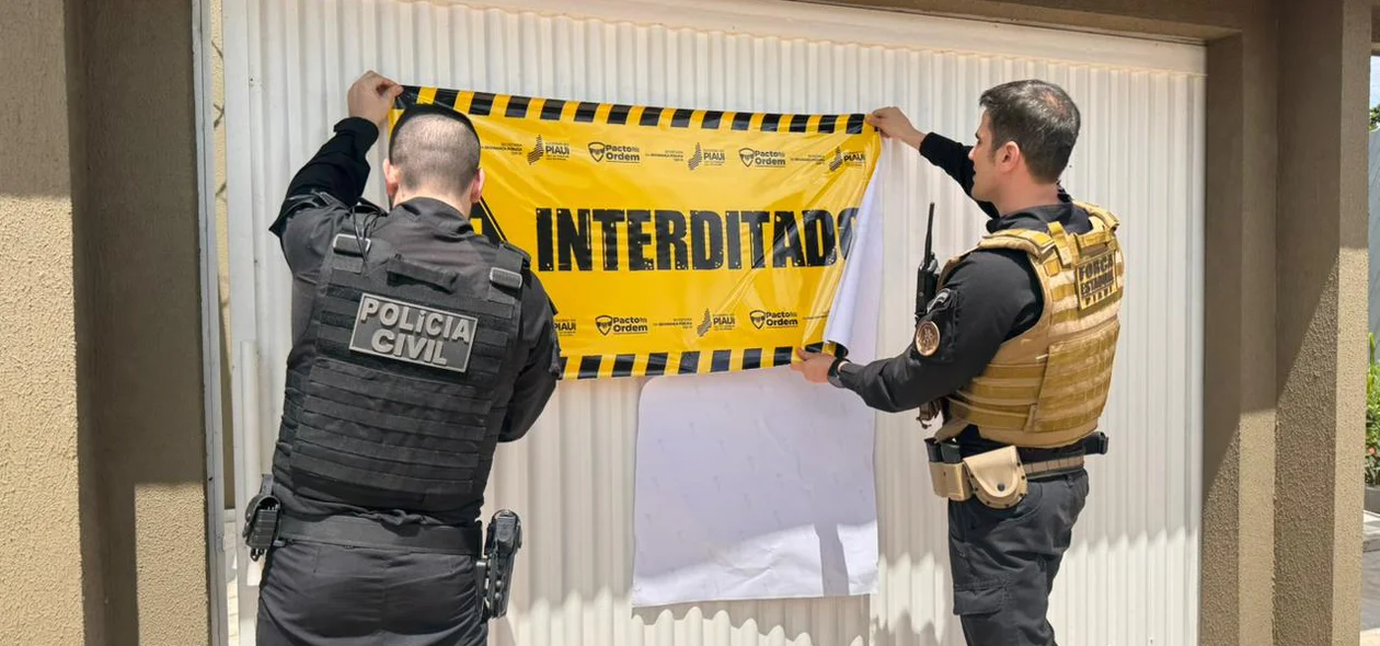 Policiais interditando a casa