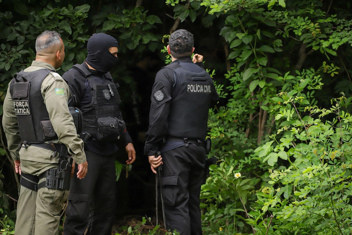 Policiais no local em que o corpo foi encontrado