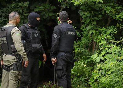 Policiais no local em que o corpo foi encontrado