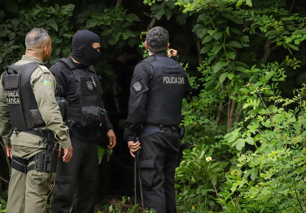 Policiais no local em que o corpo foi encontrado