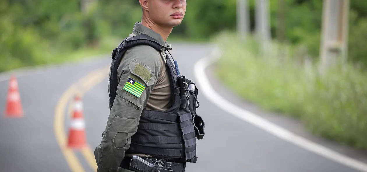 Policial militar garantindo o isolamento da área