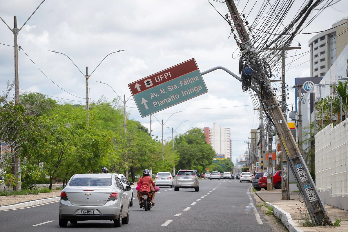 Poste ameaça cair sobre veículos na Avenida Universitária