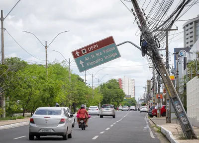 Poste ameaça cair sobre veículos na Avenida Universitária