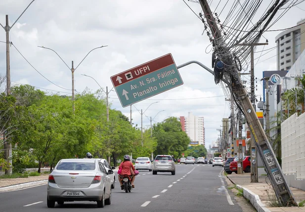 Poste ameaça cair sobre veículos na Avenida Universitária