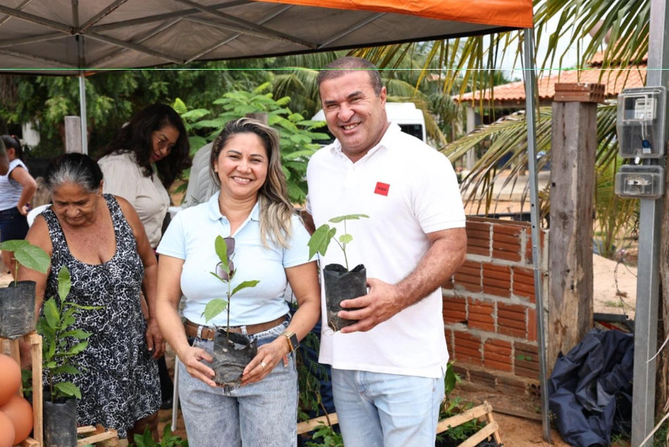 Prefeito Adelmo da Cincal faz entrega de mudas