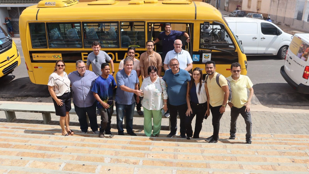 Prefeito de União entrega mais dois ônibus escolares