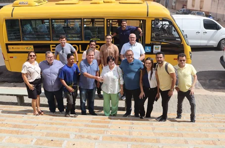 Prefeito de União entrega mais dois ônibus escolares
