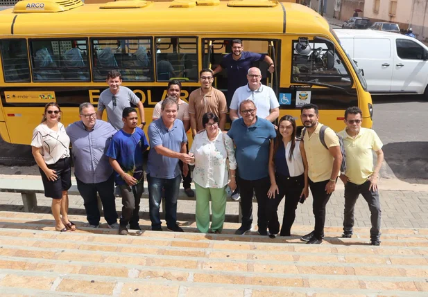 Prefeito de União entrega mais dois ônibus escolares