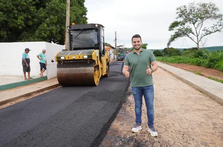 Prefeito Manoel Portela acompanha avanço das obras de pavimentação asfáltica em Aroazes
