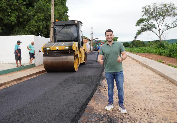 Prefeito Manoel Portela acompanha avanço das obras de pavimentação asfáltica em Aroazes
