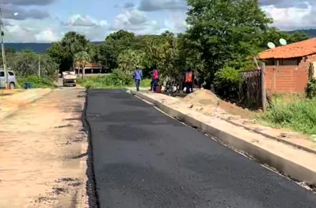 Prefeito Manoel Portela visita obras de asfaltamento em Aroazes