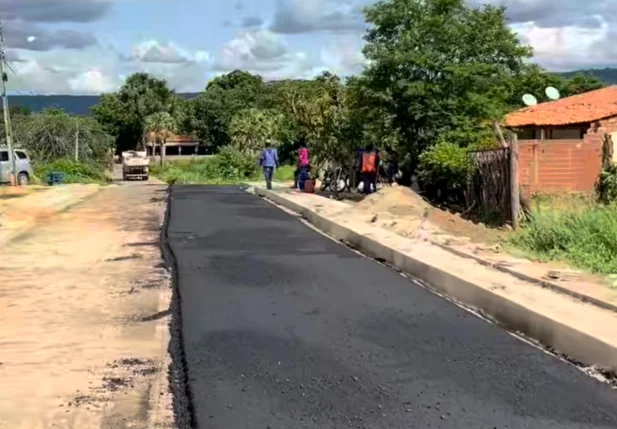 Prefeito Manoel Portela visita obras de asfaltamento em Aroazes