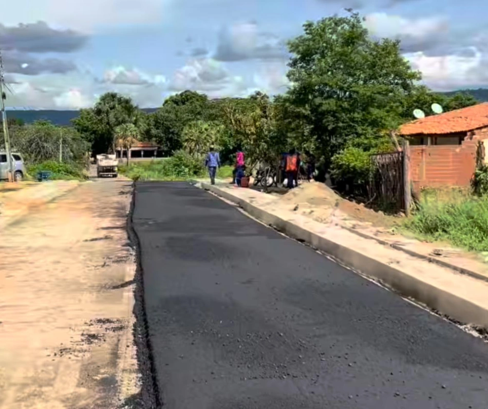 Prefeito Manoel Portela visita obras de asfaltamento em Aroazes