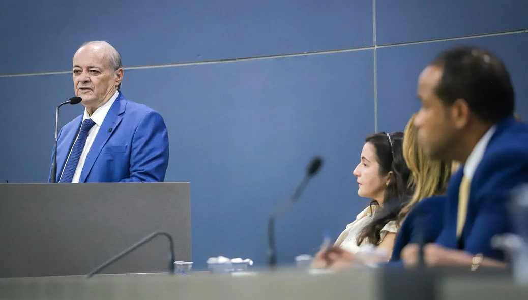 Prefeito Sílvio Mendes durante discurso