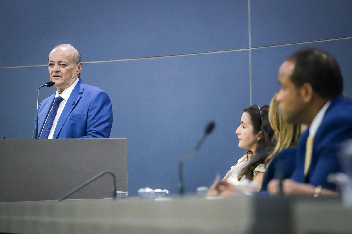 Prefeito Sílvio Mendes durante discurso