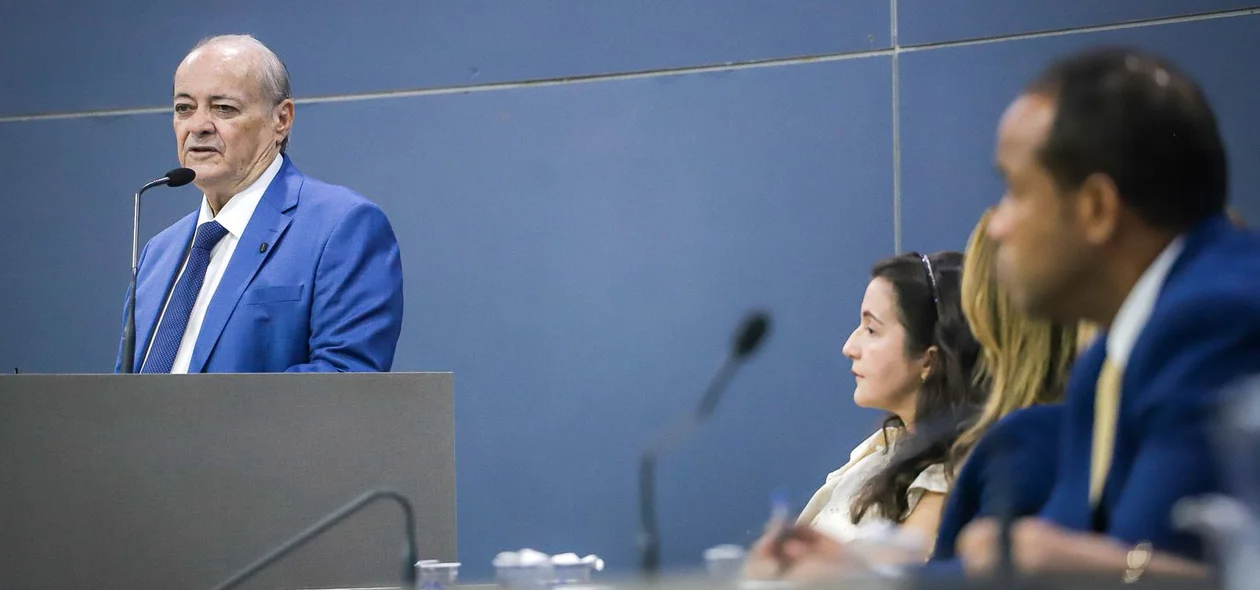 Prefeito Sílvio Mendes durante discurso
