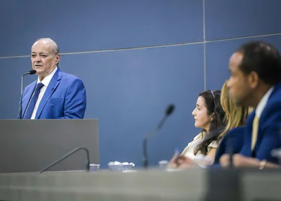 Prefeito Sílvio Mendes durante discurso