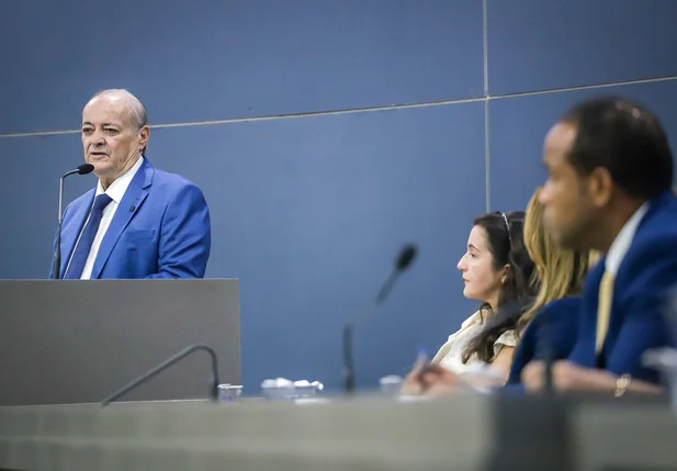 Prefeito Sílvio Mendes durante discurso