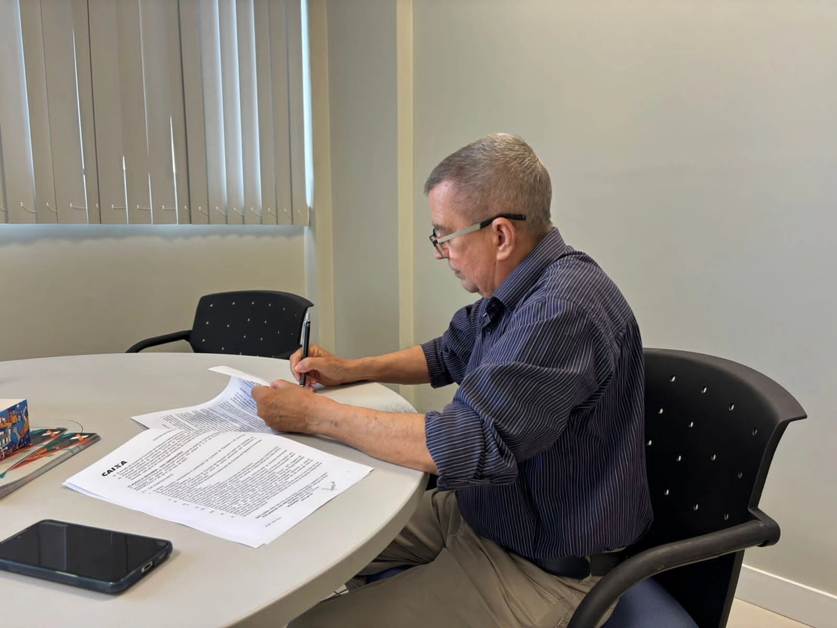 Prefeitura assina contrato para campo society