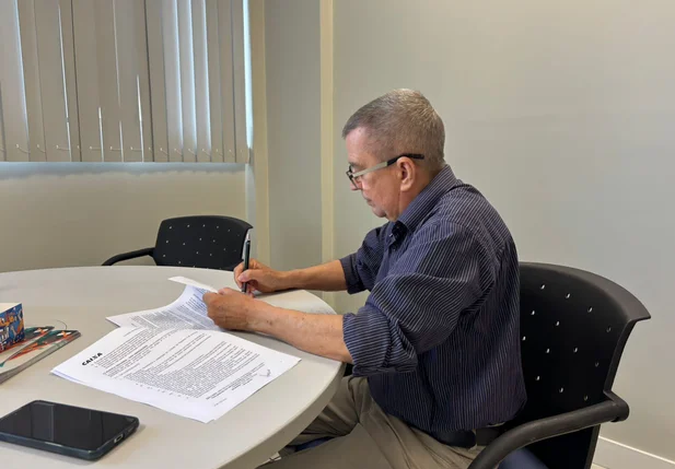 Prefeitura assina contrato para campo society
