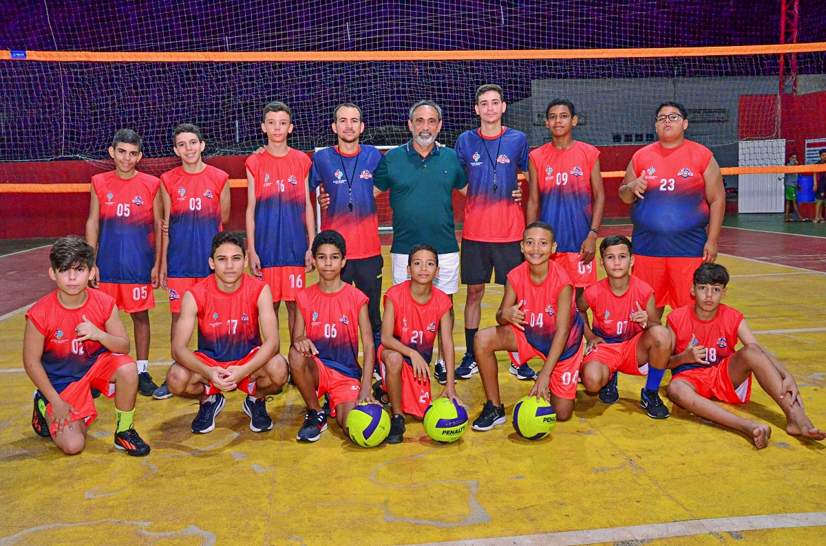 Prefeitura de Santo Antônio de Lisboa entrega uniformes da Escolinha Vôlei em Ação