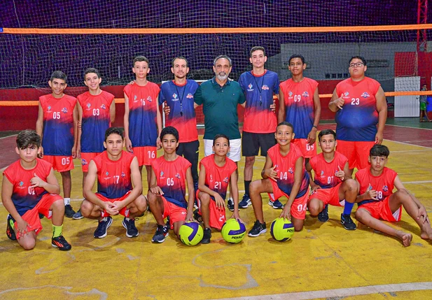 Prefeitura de Santo Antônio de Lisboa entrega uniformes da Escolinha Vôlei em Ação