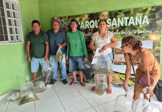 Prefeitura de São João do Arraial entrega 40 mil alevinos a produtores da zona rural