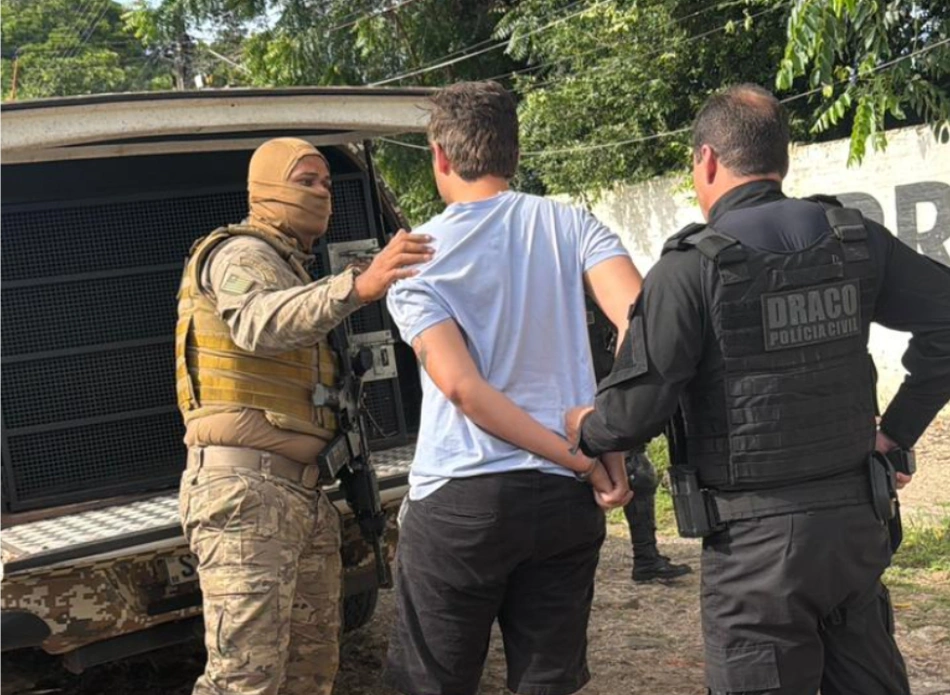 Preso sendo conduzido pelo delegado Laércio Evangelista, coordenador do DRACO