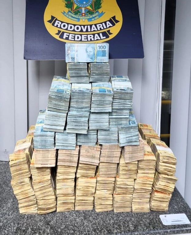 PRF apreende R$ 2 milhões em espécie escondidos no porta-malas de carro em São Paulo