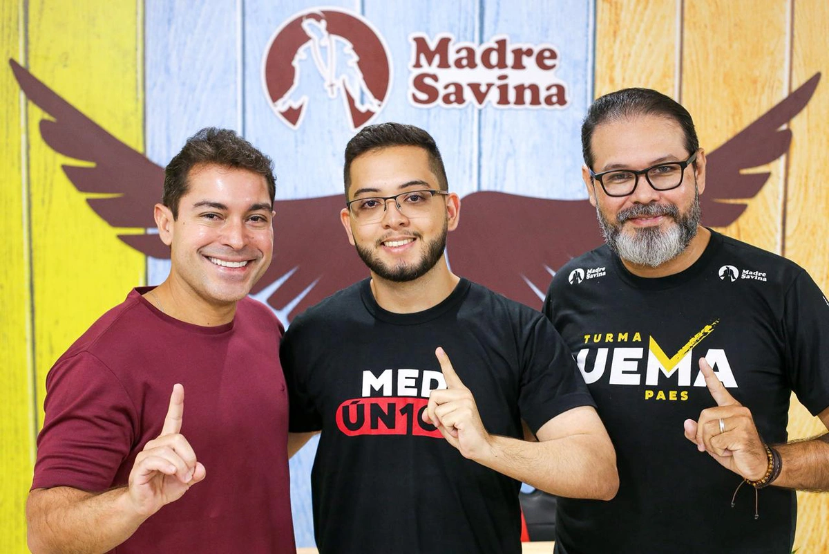 Professor Pedro Damasceno com Bernardo Monteiro e o professor Gabriel Ferreira