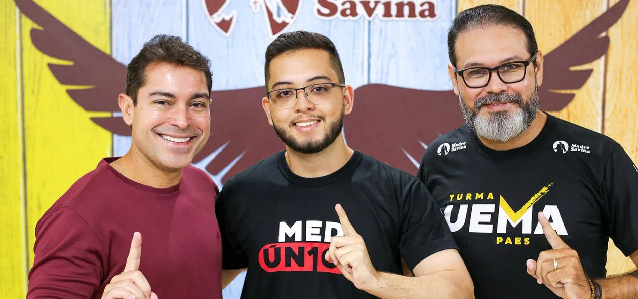 Professor Pedro Damasceno com Bernardo Monteiro e o professor Gabriel Ferreira