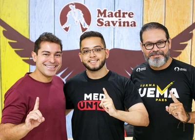 Professor Pedro Damasceno com Bernardo Monteiro e o professor Gabriel Ferreira
