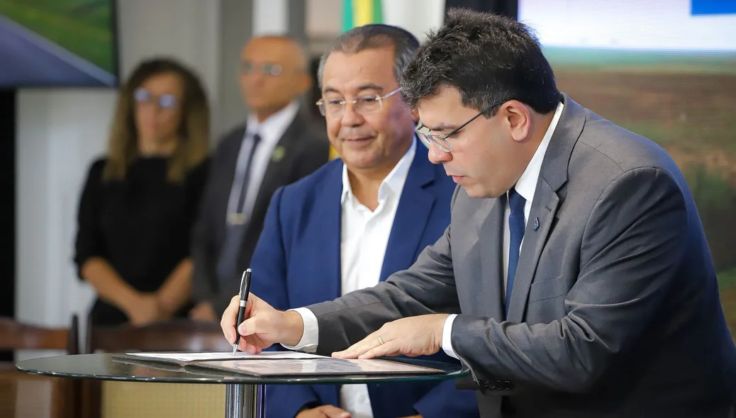 Rafael Fonteles assina ordem de serviço