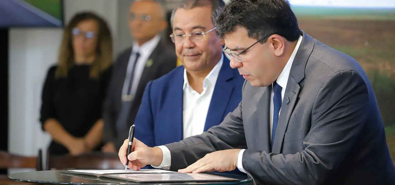 Rafael Fonteles assina ordem de serviço