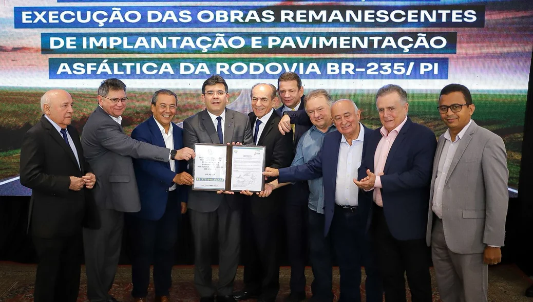 Rafael Fonteles assina ordem de serviço para obra na BR 235